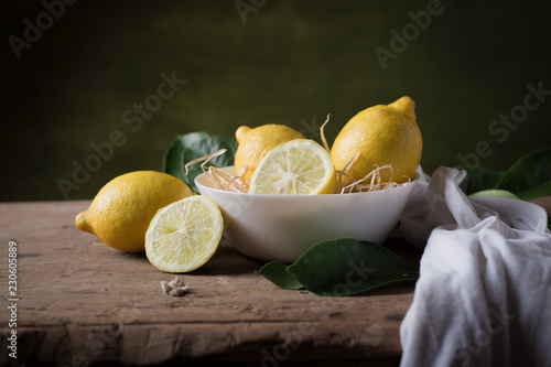 tavolo con limoni photo