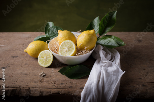 tavolo con limoni photo