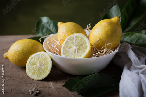 tavolo con limoni photo