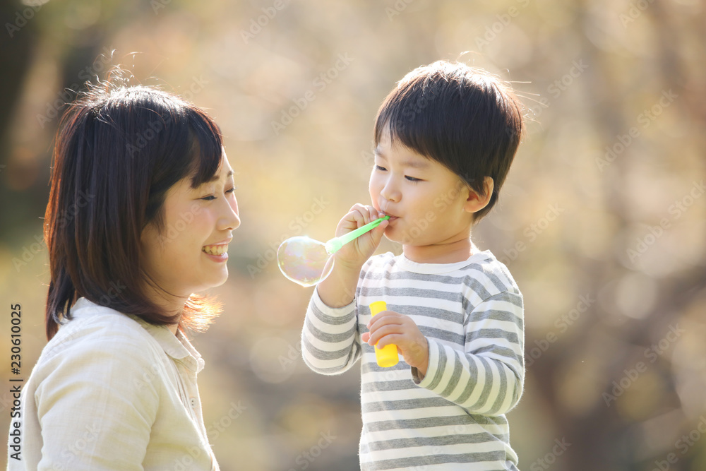 しゃぼん玉で遊ぶ親子