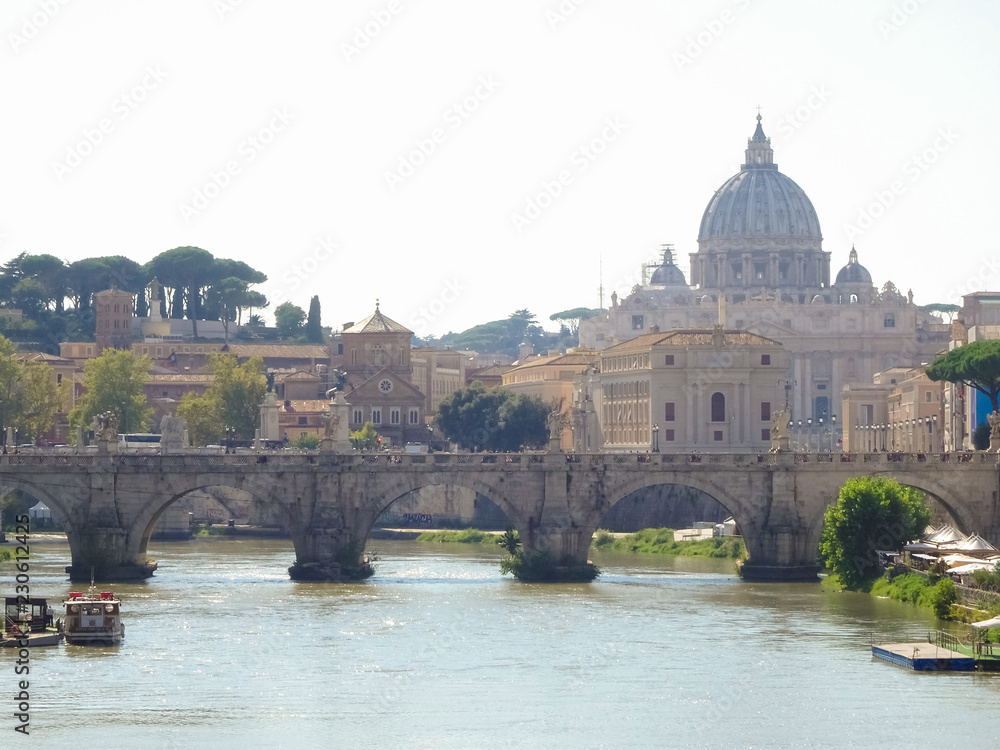 Vista a lo lejos de la Basílica de San Pedro, Vaticano