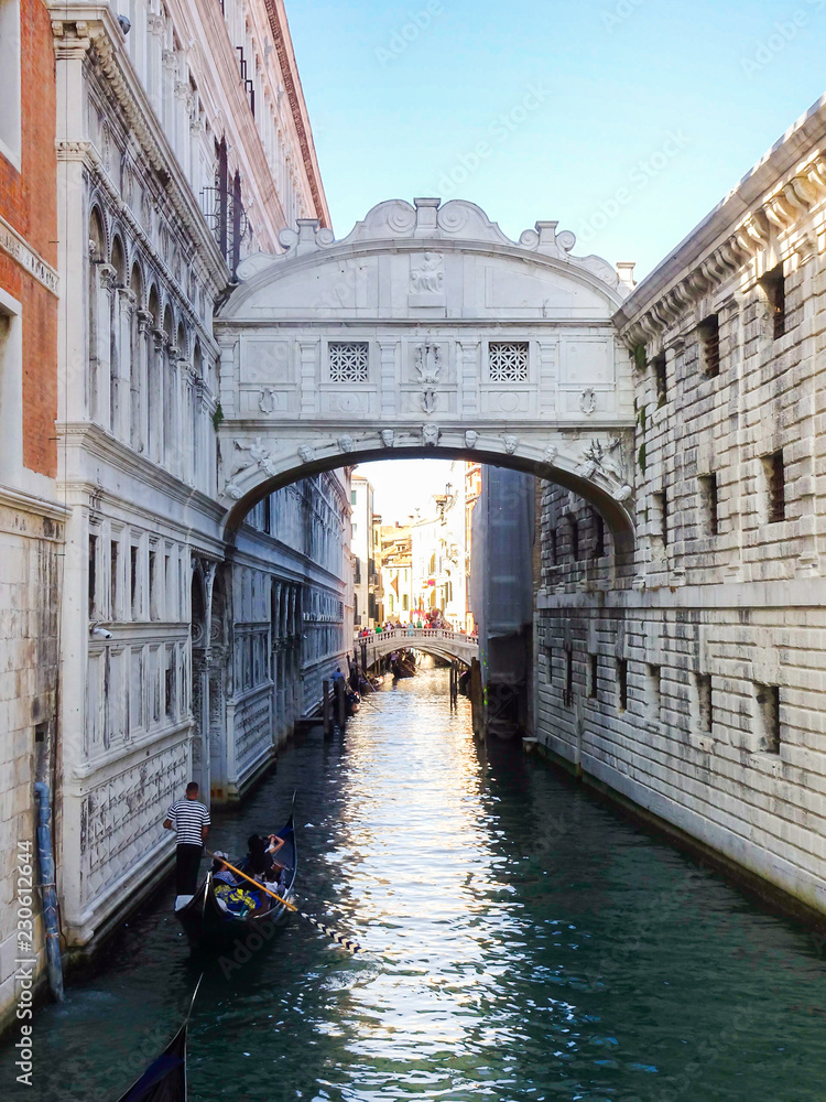 Puente de los suspiros al atardecer, Venecia