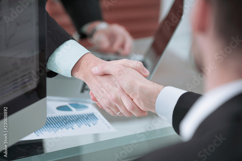 Obraz na płótnie close up. handshake of business partners above the Desk. w salonie