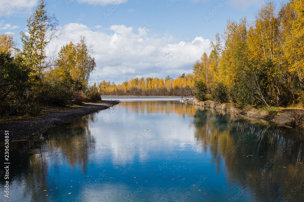 Obraz premium Autumn reflections in blue glacial water