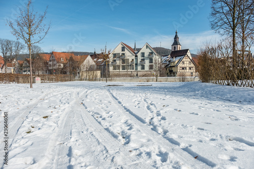 Reifenspuren und Fussspuren im Schnee in einem Park in Nagold