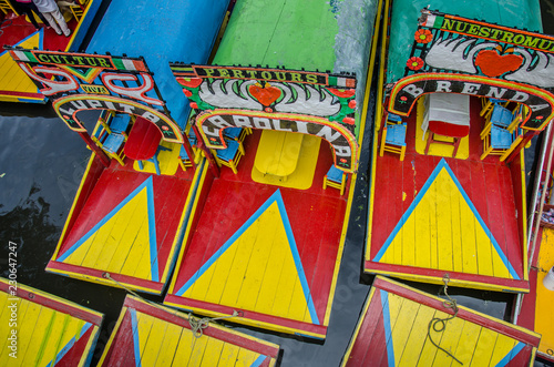 xochimilco mexico trajineras coloridas lanchas con diseños de colores triangulos