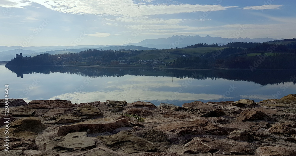 Widok z Zamku w Czorsztynie na Jezioro Czorsztyńskie, Niedzicę oraz w oddali Tatry