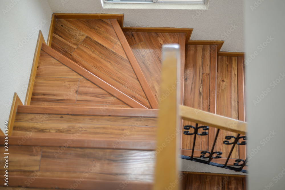 escaleras interiores con barandal negro, cubiertas de piso laminado madera  Stock Photo | Adobe Stock