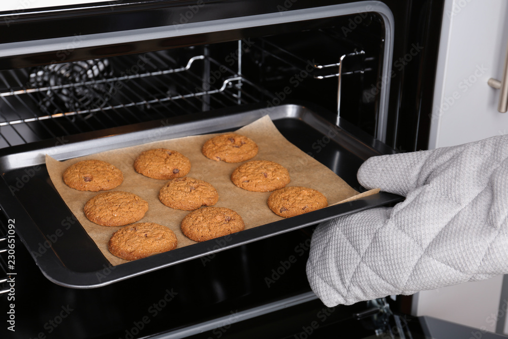Woman Baking Cookies In Her Kitchen Stock Photo - Download Image Now - Oven,  Electricity, Control Panel - iStock