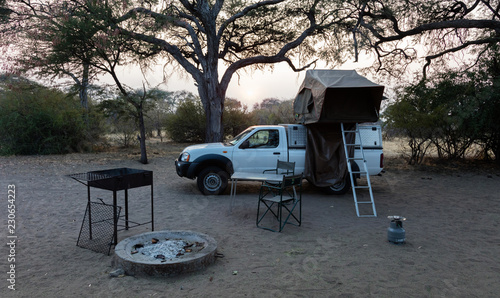 Fotografía Offroad 4x4 vehicle with tent in the roof