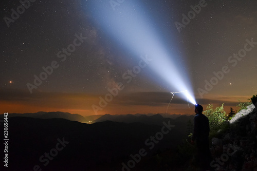 Nachtwanderer mit Stirnlampe