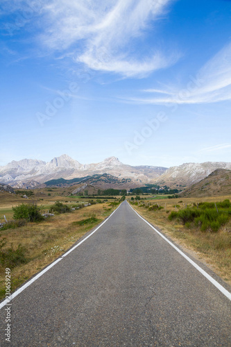 Carretera de acceso a Pueblo de Montaña. Provincia de Leon. España