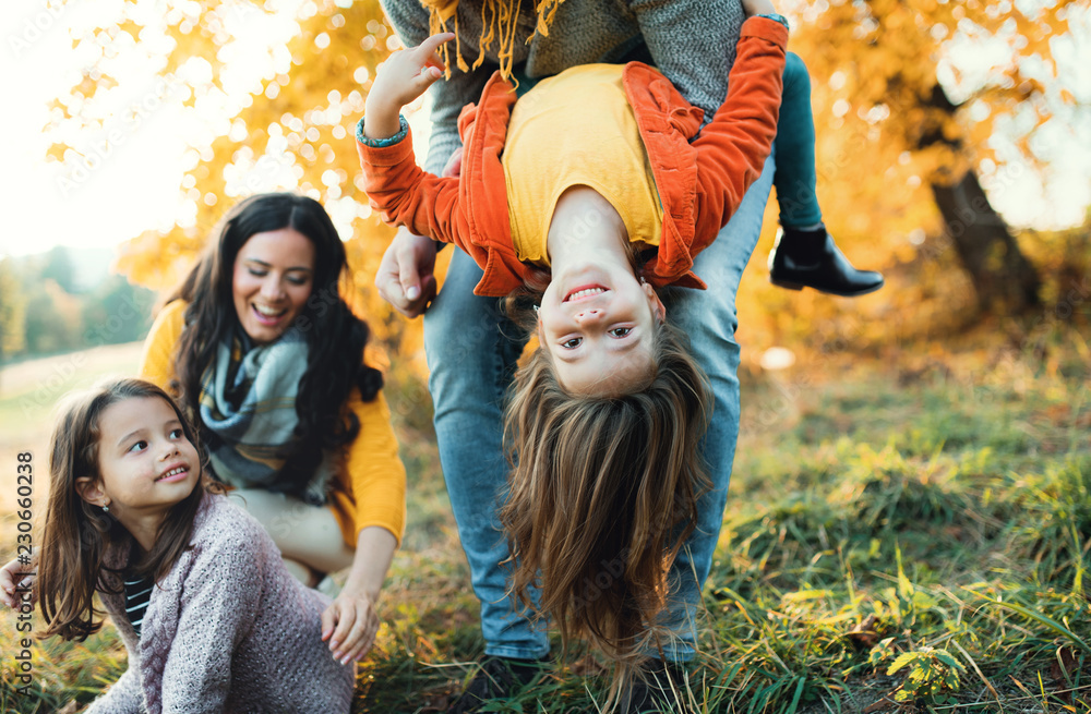 Φωτογραφία A portrait of young family with two small children in autumn nature