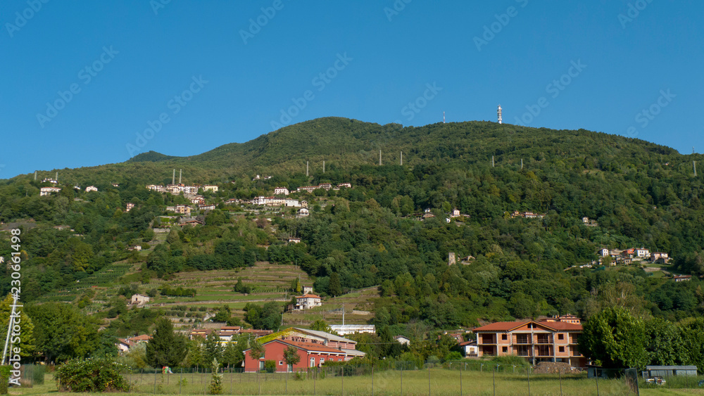 Naklejka premium Dongo, Ortsteil von Gravedona, mit Blick auf die Berge