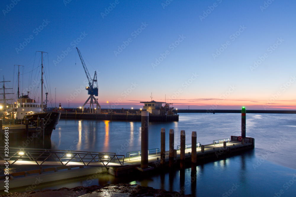 Fototapeta premium Harlingen Hafen am Abend