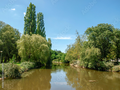 Ville de Vichy dans l Allier. Petit plan d eau au parc du centre omnisports Pierre-Coulon sur la rive gauche de l Allier