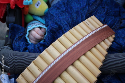 bébé et flute de pan photo