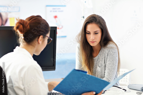 Foto Adult woman having a visit at female doctor's office