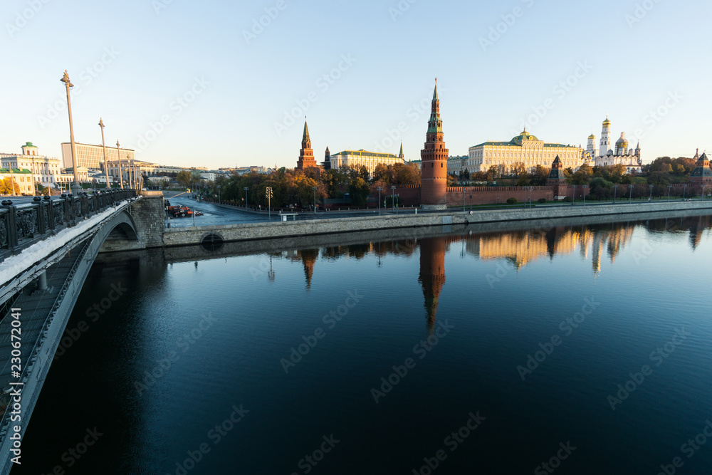 Obraz premium Landscape with a view of the Moscow Kremlin and the bridge in the morning