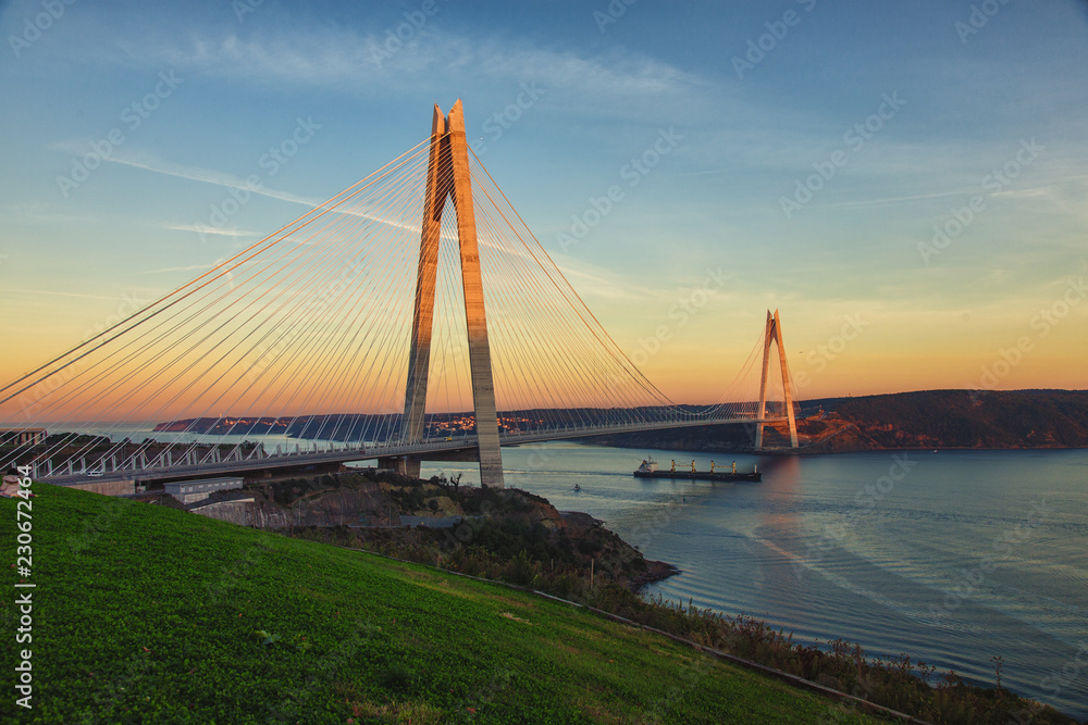 Obraz premium Yavuz Sultan Selim Bridge in Istanbul at sunset