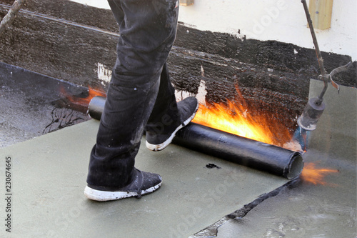 Professionelle Flachdachabdichtung mit Bitumen-Schweißbahnen