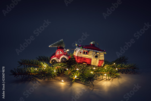 Weihnachtsmotiv - Auto mit Wohnmobil