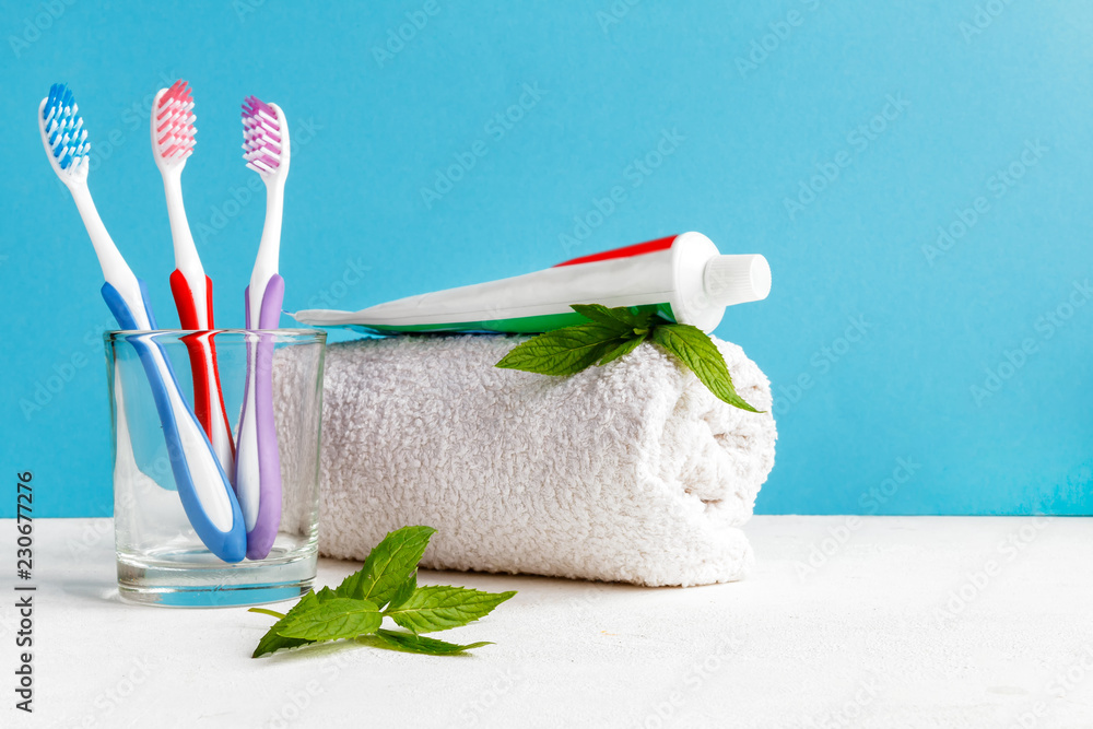 Foto de Healthy teeth. Toothbrush in a glass and toothpaste and mint