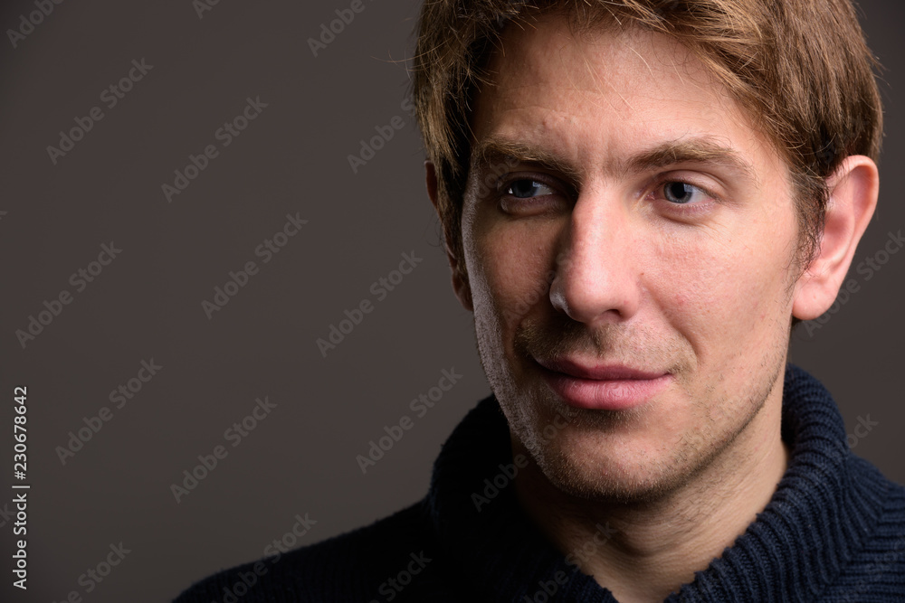 Obraz premium Portrait of handsome man against gray background