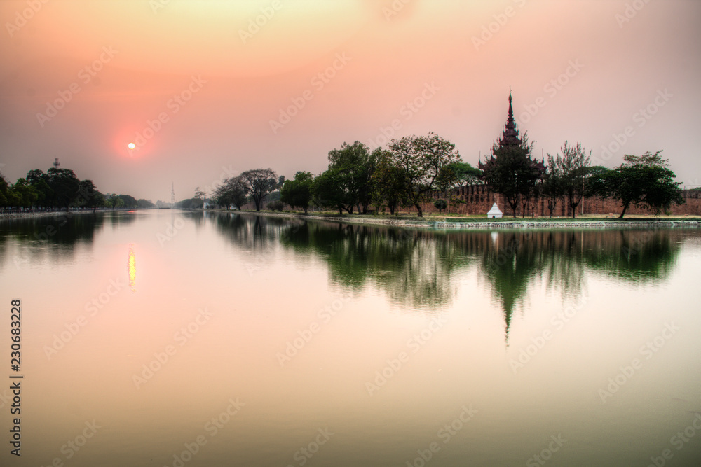 Obraz premium The magnificent palace in the center of Mandalay in Myanmar 