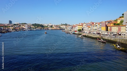 Fototapeta Naklejka Na Ścianę i Meble -  colorful houses on the douro river in porto