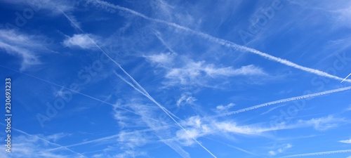 Kondensstreifen am Himmel, Flugverkehr  photo