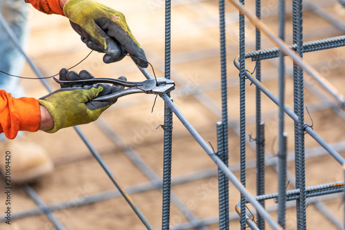 Canvas-taulu Worker Securing Steel Rebar Framing With Wire Plier Cutter Tool At Construction