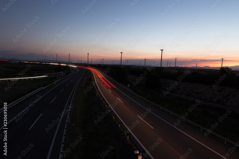 carretera por la noche con coches carretera por la noche con coches