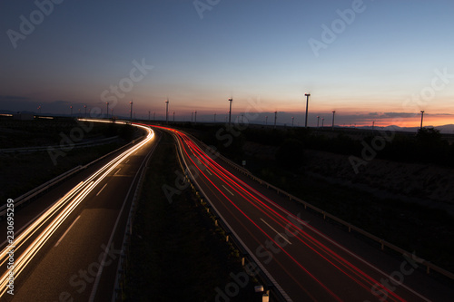 carretera por la noche con coches © Javier