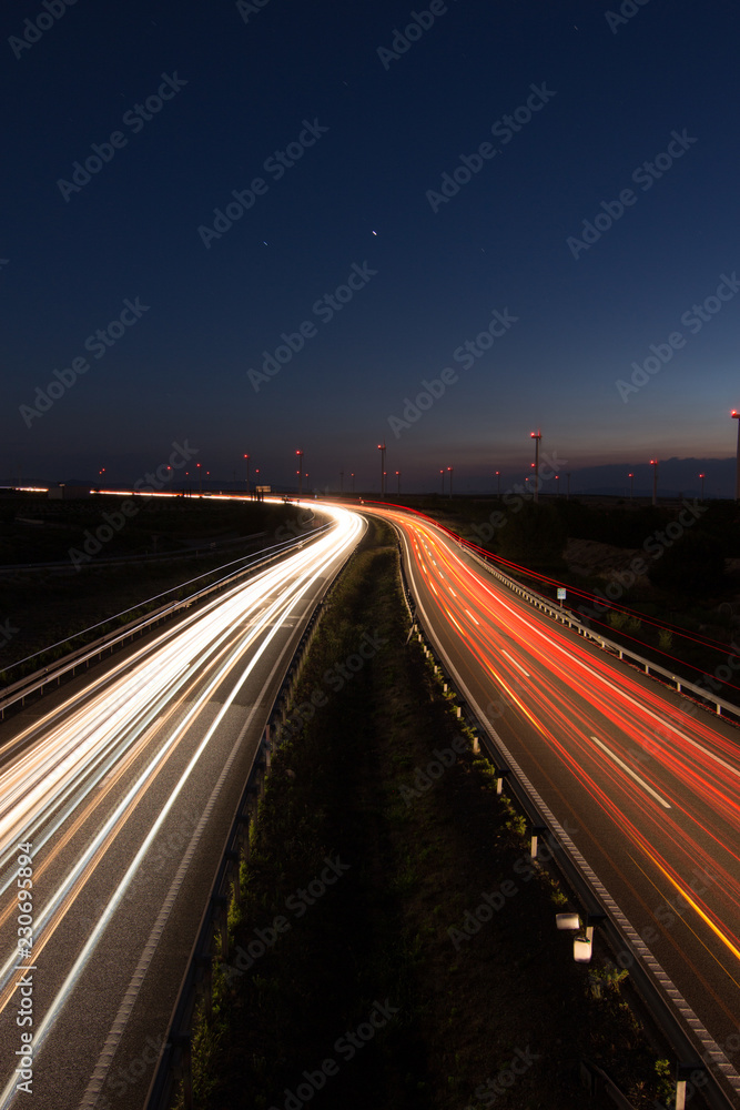 carretera por la noche con coches carretera por la noche con coches