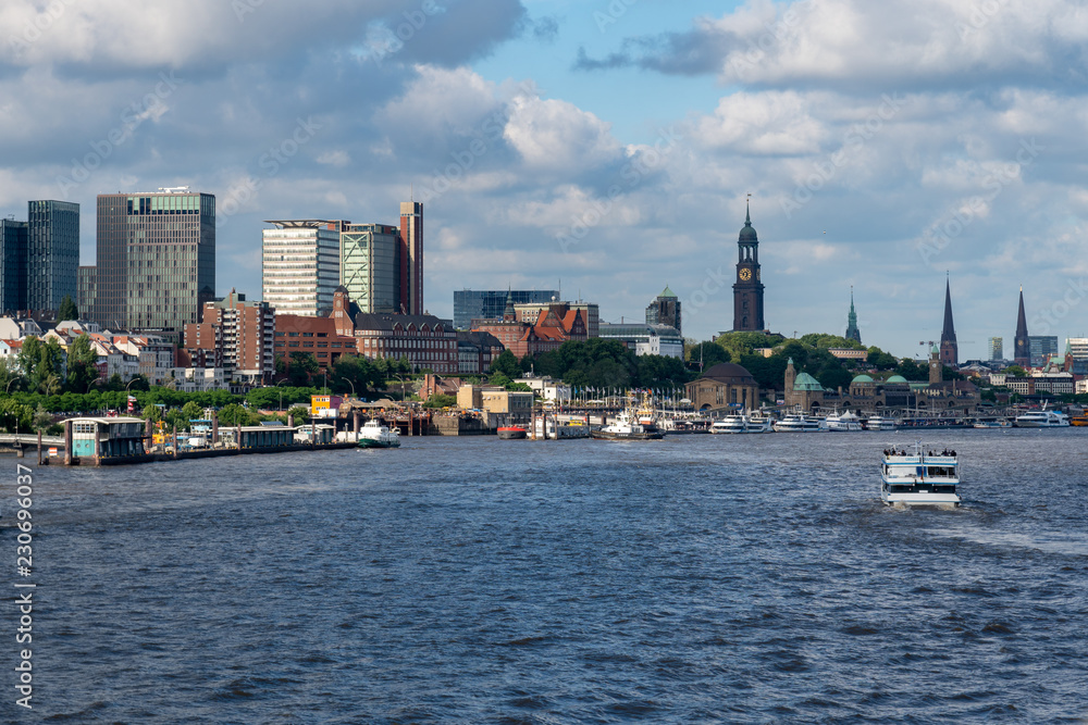 Hamburg, mit Sicht von der Elbe