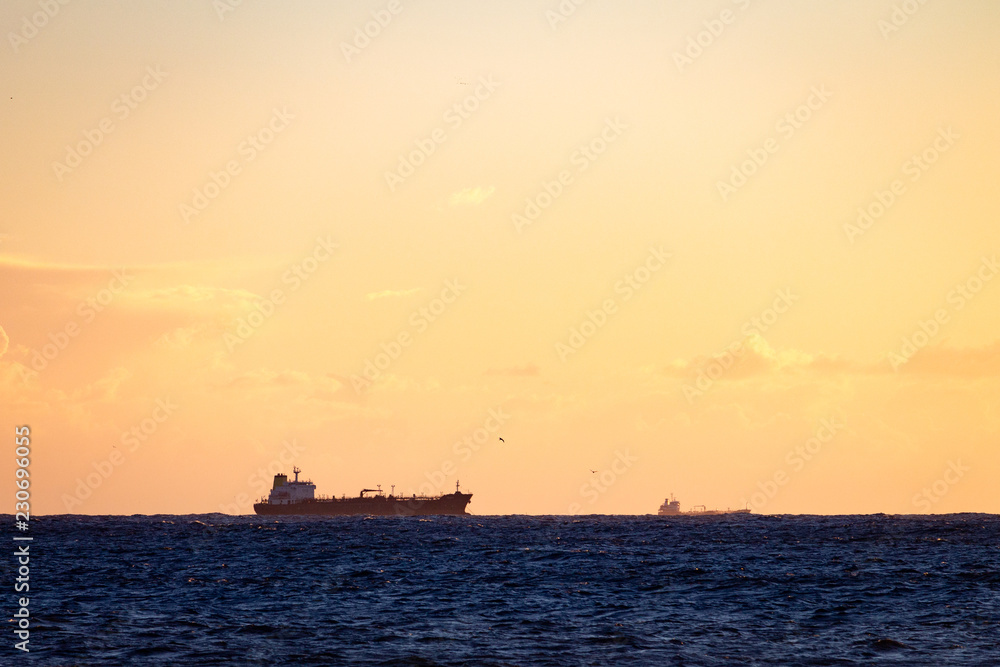 Obraz premium Cruise Ship in the Horizon at Sunset