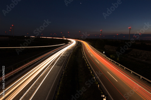 carretera por la noche con coches