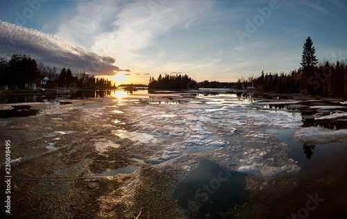 Canvas Print A sunset across Baie Moise at Lac Saint-Jean in Alma, Quebec