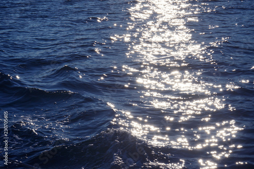 Photography The sun sparkles in the water.