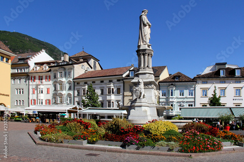 piazza Walther col monumento a Walther von der Vogelweide a Bolzano