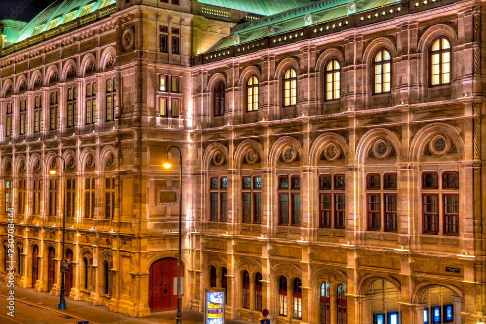 Die Wiener Staatsoper bei Nacht und künstlicher Beleuchtung