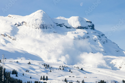 Grosse avalanche en montagne dans les Alpes à Flaine photo