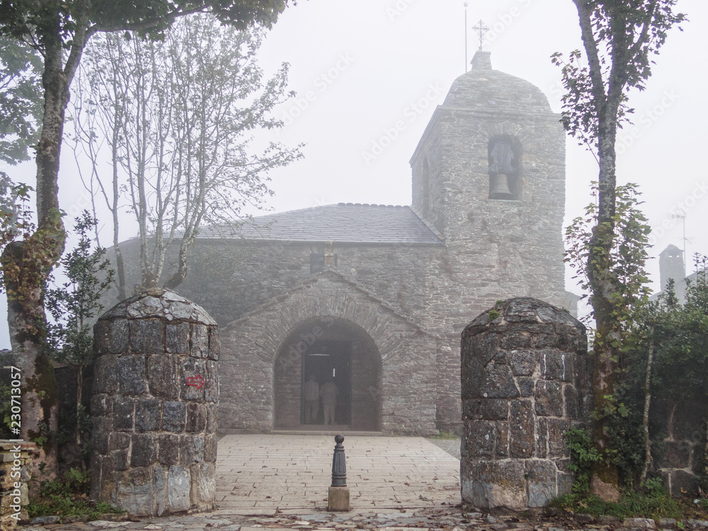 Φωτογραφία The pre-Romanesque Church of Santa Maria la Real in the mist - O`Cebreiro, Galic