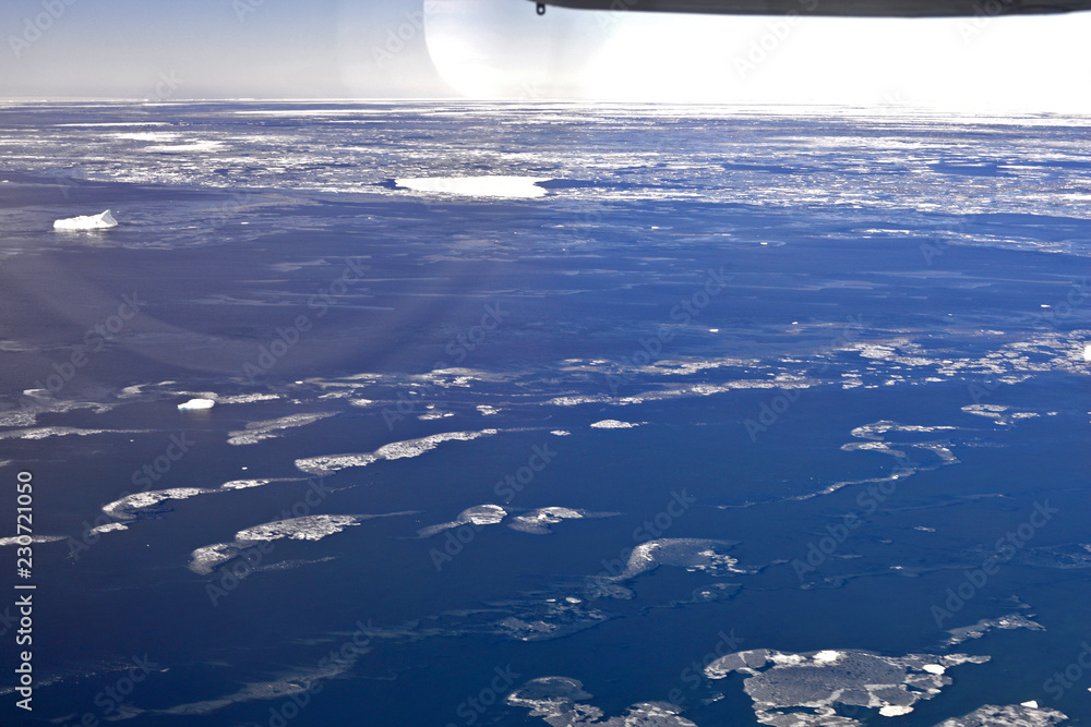 Fototapeta premium Flying over the antarctic peninsula