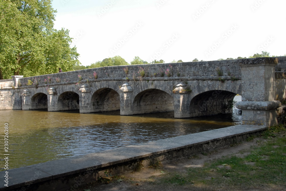 Pont de Chambord traversant la rivière de Cosson, 