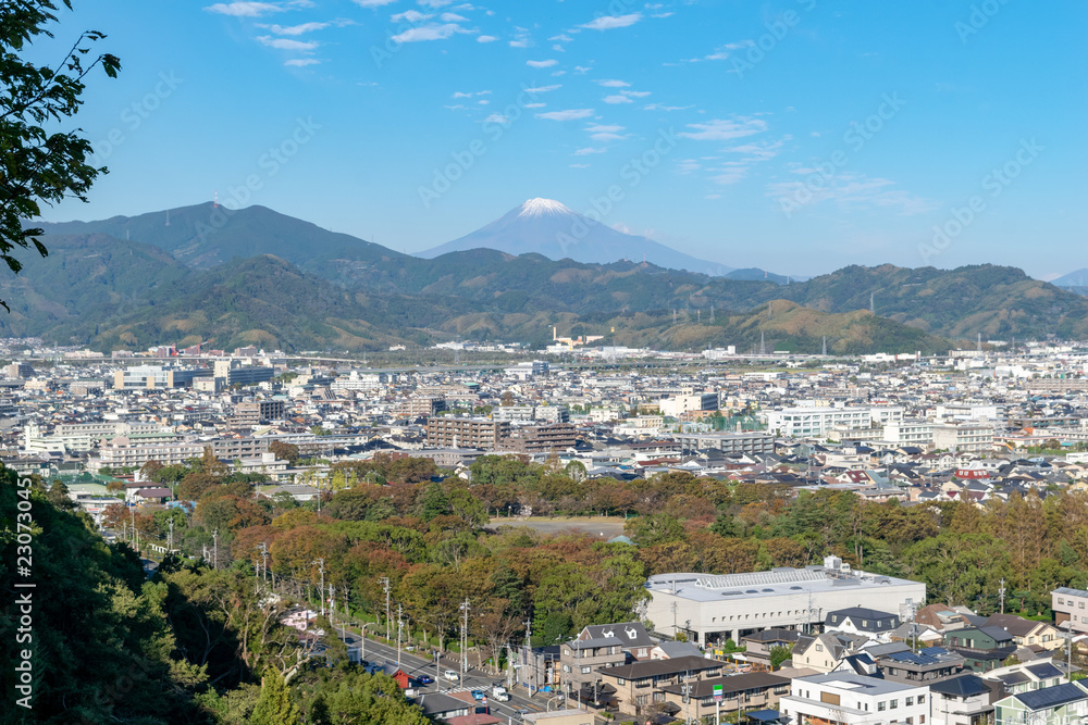 秋の富士山の見える風景　静岡市　富士山、遊水地、城北公園