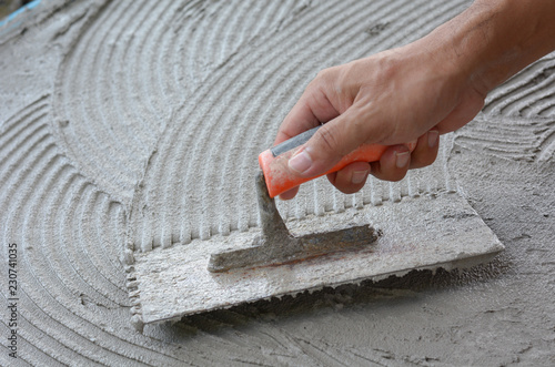 Hand on be bound with cement , do cement work, apply cement (over a surface)