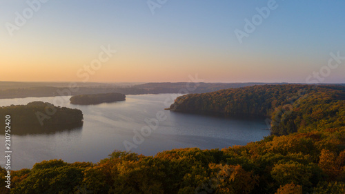 See von oben im Herbst