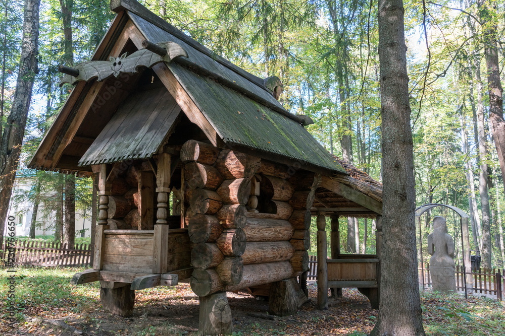 Музей заповедник Абрамцево. Избушка на курьих ножках в парке.